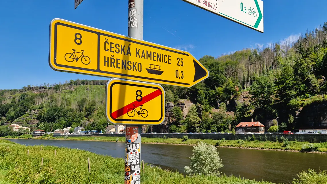 Widok na tabliczki z oznaczeniami szlaku.