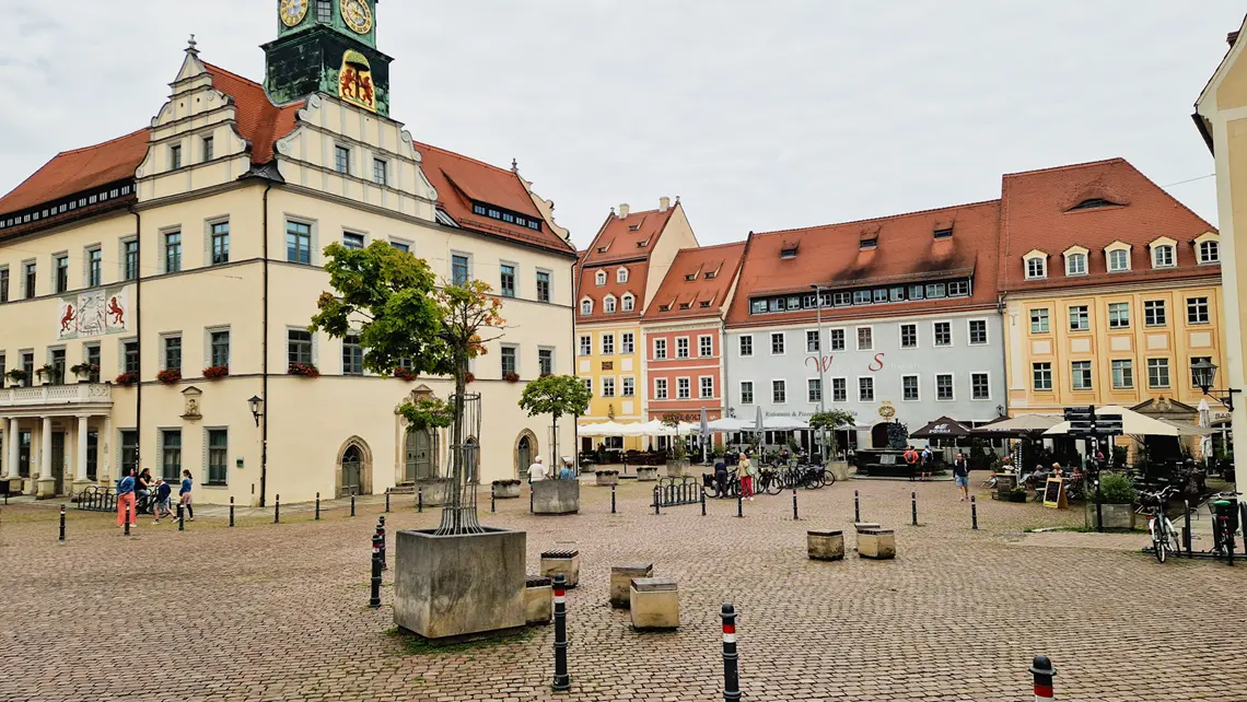 Widok na rynek w miejscowości Pirna z charakterystycznym ratuszem..