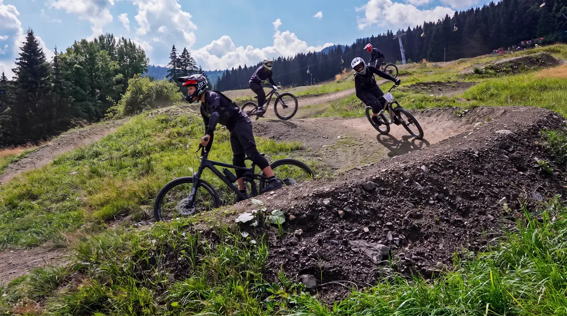 Rowerzyści MTB jadący po Singletrack Glacensis.