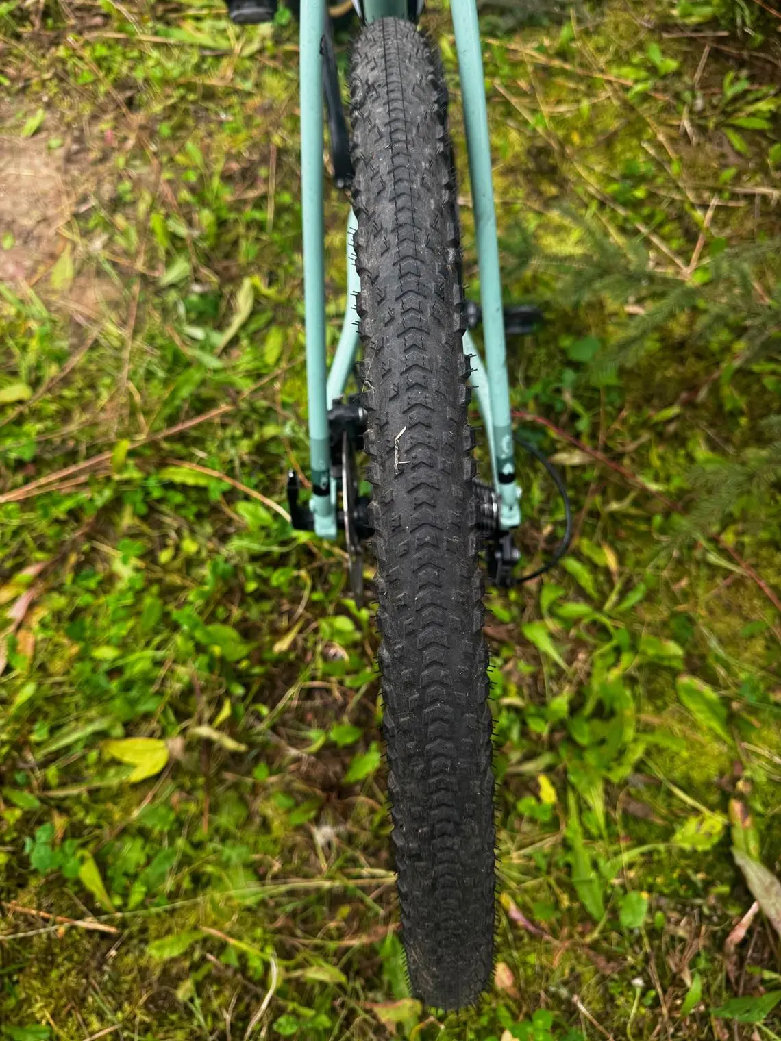 opona Pirelli Cinturato Gravel RM załozona na obręcz i zbliżenie na bieżnik