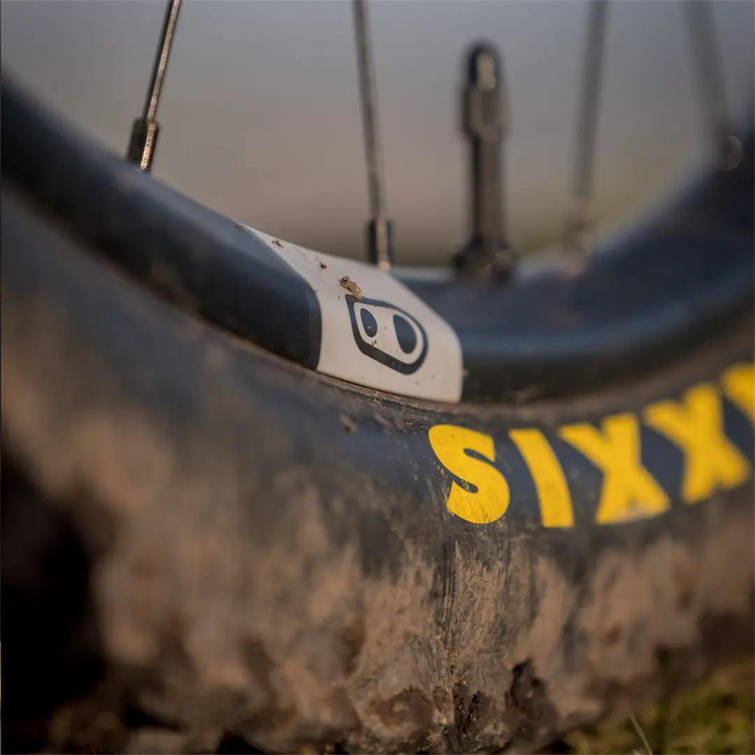 Logo Crankbrothers na obręczy rowerowej z karbonu.