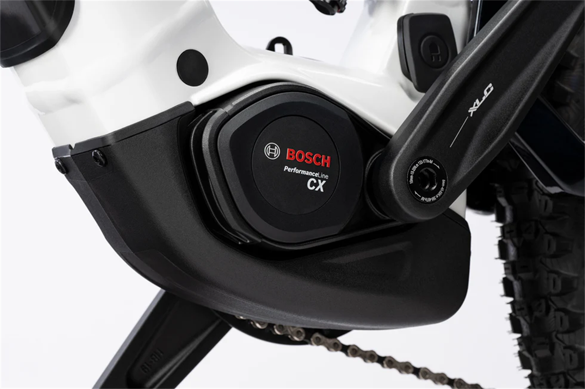 Silnik Bosch Performance Line CX zamocowany w rowerze.
