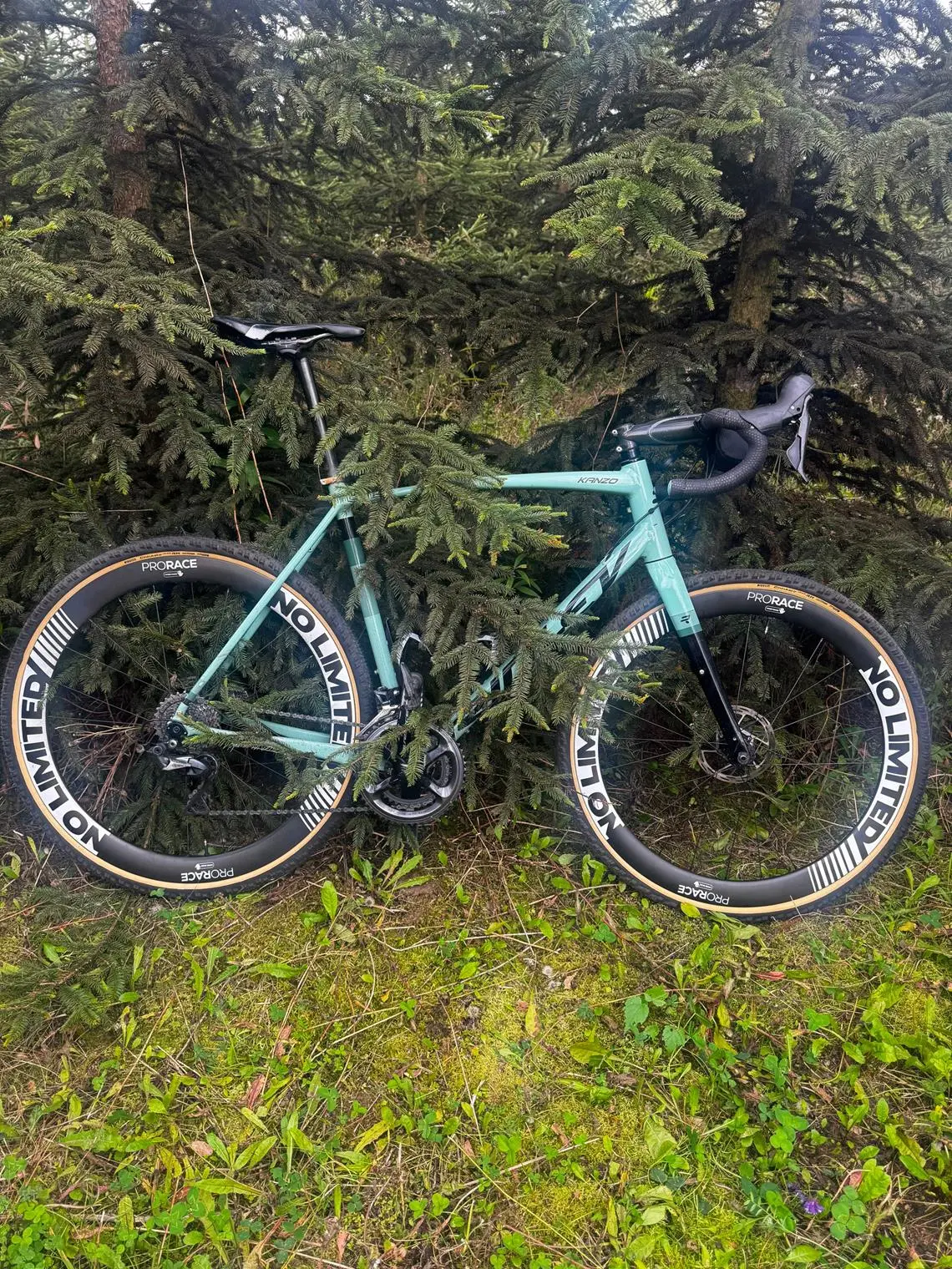 Rower gravelowy Ridley Kanzo z oponami Pirelli Cinturato Gravel RM Retro i kołami No Limited Pro Race]
