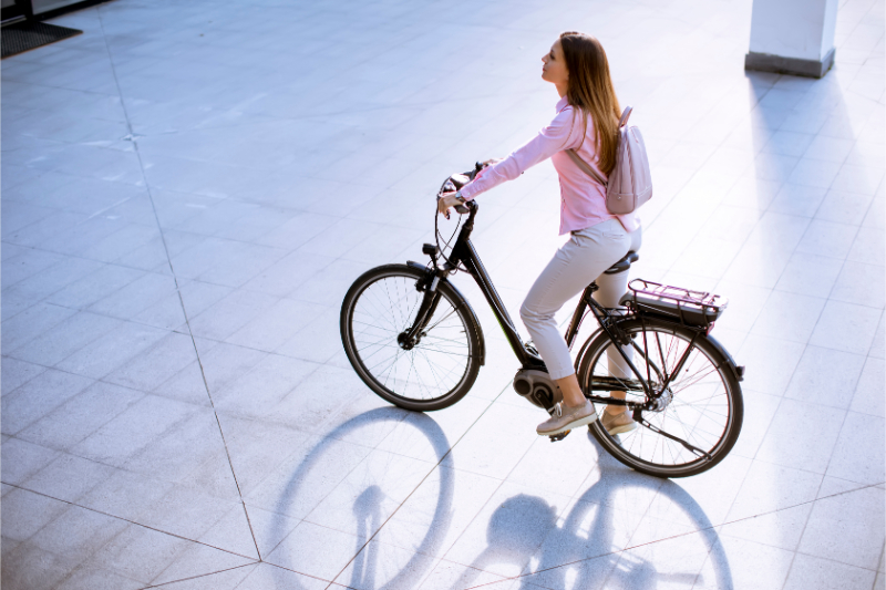 Rowerzystka na elektrycznym rowerze miejskim