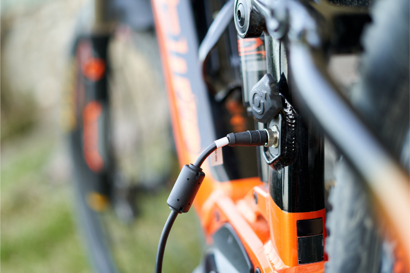 Wejście do ładowania baterii e-bike z podłączonym kablem