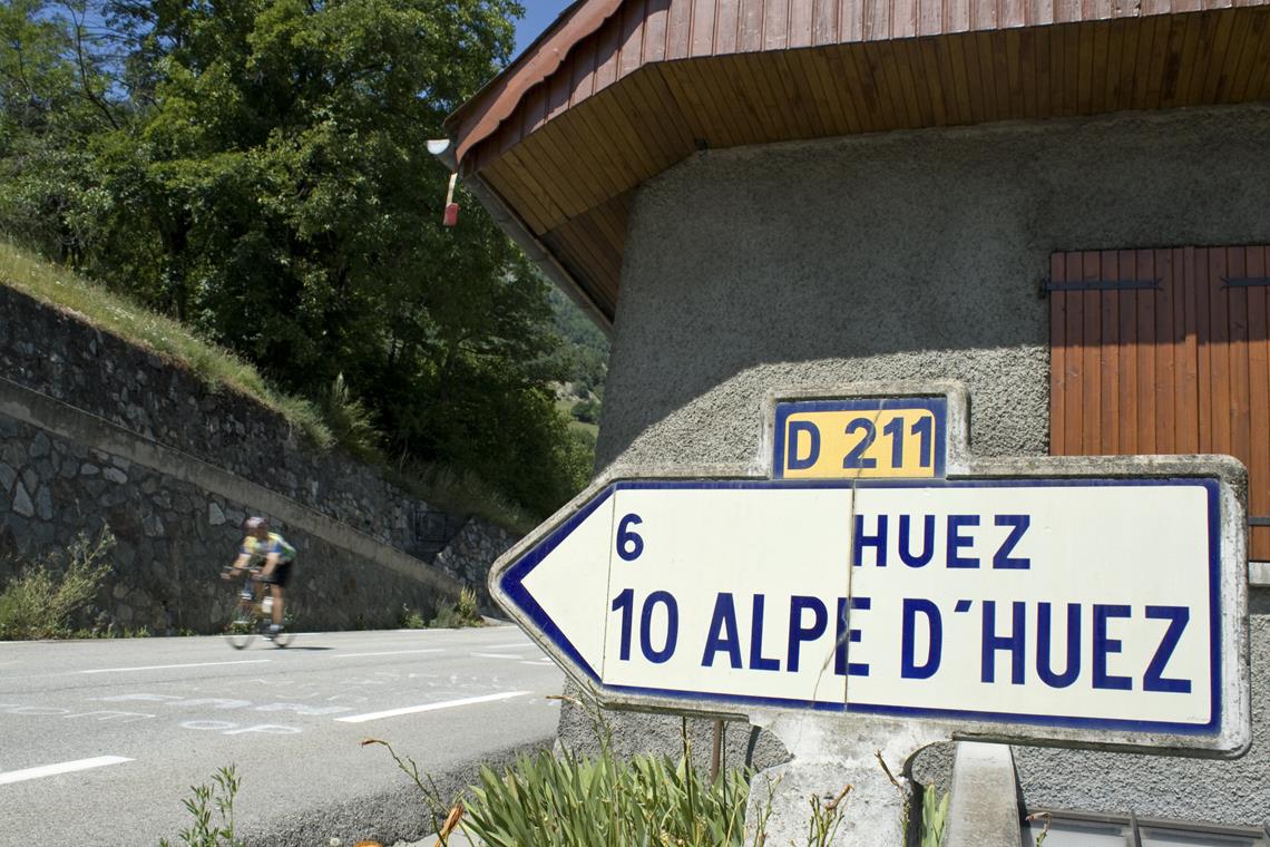 Tabliczna z napisem Alpe D'Huez na trasie Tour de France 2026.