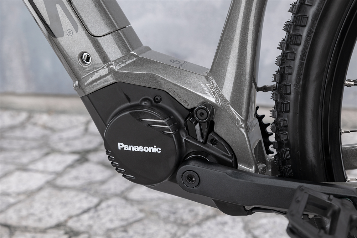 Silnik Panasonic zamontowany w szarym e-bike'u.