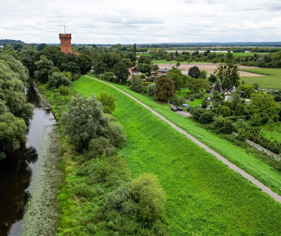 wał nad rzeką.