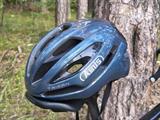 Kask zapewniający podwójne bezpieczeństwo. Test ABUS Taipan z lampką LED