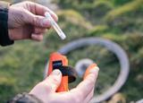 Naprawa opon rowerowych. Jak naprawić przebitą?