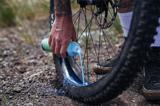 Opony bezdętkowe – prosty przewodnik po systemie Tubeless