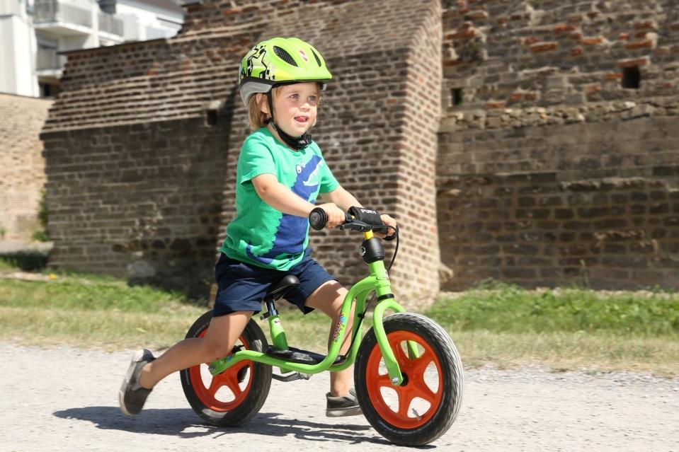 Dziecko na rowerku biegowym